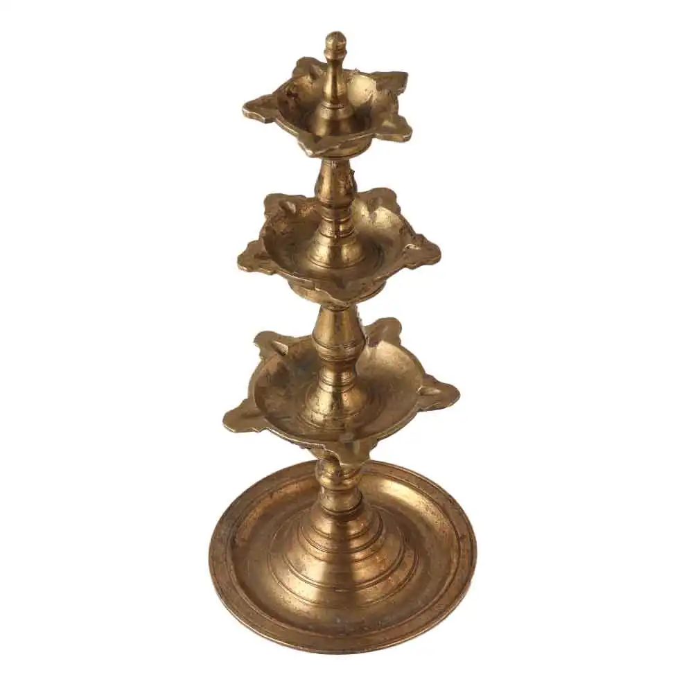 Lampe dorée traditionnelle fabriquée à la main avec 3 couches de lampe à huile Diya Deep Diya Temple Puja Article de décoration SNE-490
