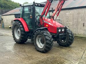 Massey Ferguson 5455 con cargador Massey 875. Bombas hidráulicas gemelas de lanzadera eléctrica - Product Image 3