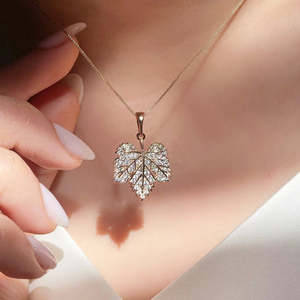 Collar de Plata y Oro con Hojas de Bambú y Diamantes, Estilo Vintage, con Letras y Números, Chapado en Rodio, Regalo - Product Image 1