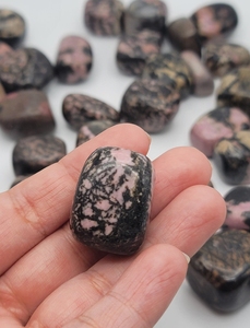 Pierres Roulées de Rhodonite Polies, Gemmes Naturelles Roses et Noires, Cristal de Forme Libre pour Guérison, Feng Shui, Art et Collection - Product Image 5