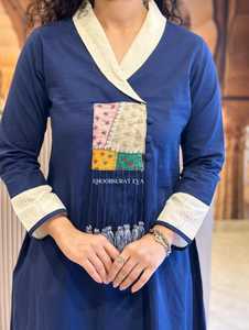 Impresionante conjunto de Kurta azul marino para mujer con pantalones Palazzo-Traje de fiesta étnico con bordado y detalle de borlas - Product Image 3