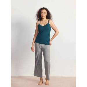Camisola de Bambú Premium Personalizada para Mujer, con Cuello en V, Suave, con Botones, Estilo Lindo, Tejido Sostenible, Sin Mangas - Product Image 5