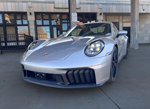 Porsche 911 Carrera 4 GTS Coupé 2025, Motor de Seis Cilindros en Línea Turboalimentado de 3.6 Litros, Motor Eléctrico - Product Image 2