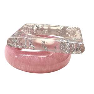 Bague en résine artisanale, colorée, transparente, avec des paillettes argentées carrées, modèle rose clair, fabriquée en Inde - Product Image 1