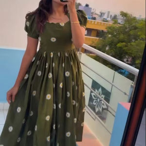 Vestido de una pieza de mujer Georgette bordado de algodón de diseñador de manga elegante, estilo indio Salwar para fiestas de boda para adultos - Product Image 1