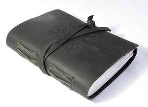 Couverture de journal en cuir gaufré de haute qualité, motif Arbre de Vie, noir sur le devant, avec sangle assortie, vente en gros de carnets - Product Image 2