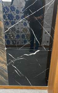 Experimente la combinación perfecta de estilo y resistencia con nuestras baldosas de porcelana de alto brillo de 600x600, con calidad de grado AAA. - Product Image 5