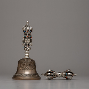 Exquise cloche bouddhiste tibétaine plaquée argent ornée d'un fleuron couronné de lapis lazuli bleu, au prix de gros. - Product Image 3