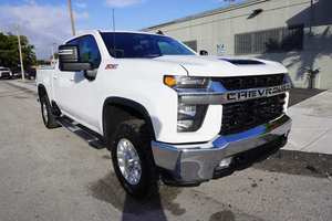 Camionetas Silverado 2500HD LT Crew Cab Diesel Allison Automáticas USADAS 2023, Listas para Conducir, Listas para Exportar a Todo el Mundo - Product Image 3