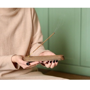 Porta Incienso de Madera Maciza Hecho a Mano en India con Placa de Latón y Orificios de Ventilación para una Combustión Limpia Disponible para la Venta - Product Image 2