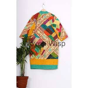 Abrigo de edredón Kantha hecho a mano Vintage, chaqueta de invierno larga rellena de algodón fino indio, estilo Kimono corto Kantha abierto frontal - Product Image 3