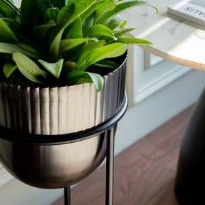 Jardinières de fleurs noires en métal de vente chaude avec support pour la décoration de la maison et du jardin d'Inde de la meilleure qualité - Product Image 4