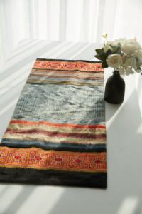 Chemin de table vintage en batik Hmong - Tapis de table ethnique en chanvre tissé à la main avec broderie colorée - Décoration de maison bohème, pièce maîtresse - Product Image 4