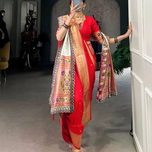 คอลเลกชันผ้าแจ็คการ์ดและส่าหรีสีแดงสำหรับผู้หญิงชุดปาร์ตี้งานปักผ้าแจ็คการ์ดสไตล์ดั้งเดิม - Product Image 1