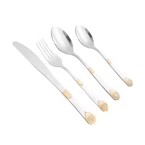Ensemble de couverts en résine verte moderne pour une salle à manger élégante, vaisselle élégante et utilisation contemporaine en cuisine - Product Image 5