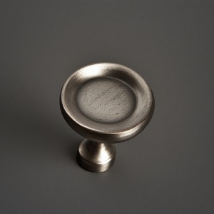 Tirador de puerta antiguo de bronce con exquisitas tallas diseñadas para puertas de estilo patrimonial que ofrecen una belleza duradera. - Product Image 1