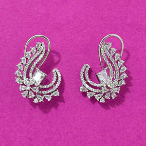 Pendientes Clásicos con Circonita Cúbica con Corte Princesa y Baño de Rodio sobre Latón para Mujer, de Kanhai Jewels, para Aniversario - Product Image 2