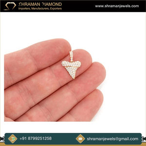 Collier pendentif élégant et tendance en or massif 14 carats avec breloques glacées, personnalisé, mignon, en forme de dent de requin, avec moissanite et diamants étincelants, bijoux fins, cadeaux - Product Image 4