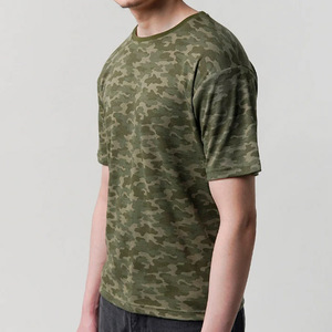 T-shirts graphiques camouflage en polyester personnalisés en vente de gros T-shirts à séchage rapide pour hommes T-shirts à impression numérique pour l'extérieur T-shirts pour hommes - Product Image 1