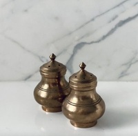 Ensemble de salière et de poivrière en laiton massif conçu pour les repas royaux et l'arrangement de décoration de cuisine de qualité supérieure