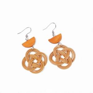 Boucles d'oreilles en rotin, bijoux naturels tissés à la main pour un style décontracté et de villégiature, en provenance du Vietnam - Product Image 1