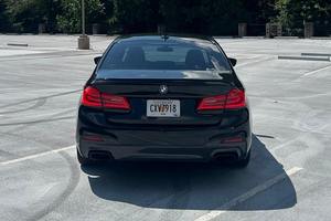 BMW M550i xDrive 2018 d'occasion haut de gamme, V8 biturbo, transmission intégrale, très bien équipée - Product Image 3