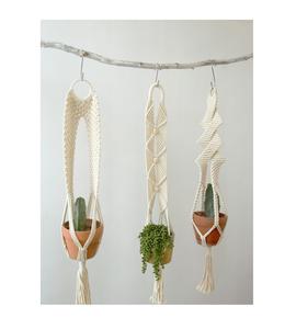 Jardinière en corde macramé unique pour une présentation créative des plantes, ajoutant un caractère artisanal à la décoration de la maison - Product Image 1