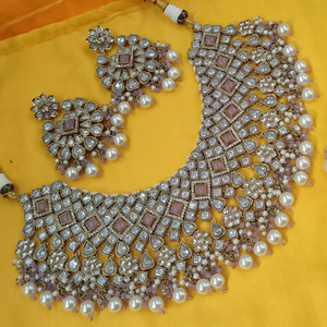 Nuevo diseño elegante chapado en oro tradicional Motipearl & Drop Kundan tachonado gargantilla collar pendiente Mangtika conjunto y conjunto de joyería Mujer - Product Image 1