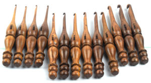 Ganchos de ganchillo hechos a mano de madera con cuenco de hilo Sheesham Ganchillos grabados Tamaños particulares Hilo Artesanía Tejer por AYAANS - Product Image 2