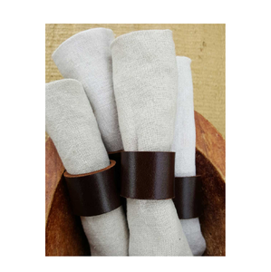 Ronds de serviette décoratifs en cuir de style vintage pour accessoires de cuisine et de salle à manger. - Product Image 1