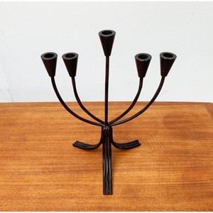 Candelero de metal vintage con detalles intrincados diseñado para mejorar los temas tradicionales de decoración del hogar - Product Image 1