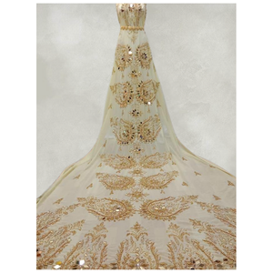 Tenue de mariée traditionnelle somalienne classique, ce vêtement est richement brodé avec des motifs dorés - Product Image 2