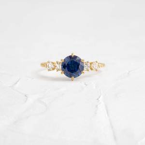 Anillo de Compromiso y Boda Delgado con Zafiro Azul Corte Redondo y Diamante Cultivado en Laboratorio, Regalo de Joyería Elegante para Mujer - Product Image 1