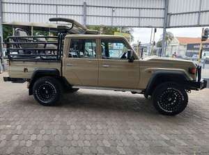 Toyota Land Cruiser Pickup 4x4 Doble Cabina 2024 Usada en Excelentes Condiciones con Asientos de Cuero y Cámara Trasera - Product Image 5