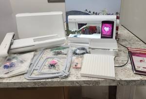 NOUVELLE Machine à coudre et à broder H-u-s-q-v-a-r-n-a V-i-k-i-n-g Designer R-u-b-y R-o-y-a-l-e - Product Image 3