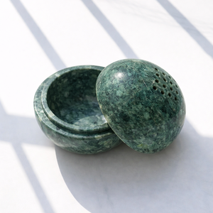 Brûleur et support d'encens en marbre blanc naturel artisanal avec perforations, pour hôtel, spa, méditation, yoga et décoration de luxe - Product Image 3