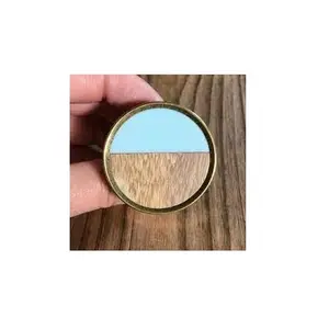 Poignée de porte d'armoire classique en bois et résine Boutons de meubles Artisanat naturel poli à la main Fabriqué en Inde - Product Image 1
