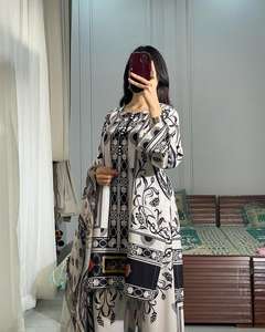 Costume Salwar en soie imprimé numérique de créateur robe Kameez pakistanaise longue à la mode pour les fêtes de mariage pakistanaise indienne - Product Image 3