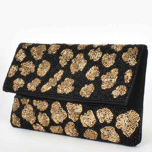 Porte-monnaie perlé coloré pour femme qui combine l'attrait du designer avec l'élégance faite à la main dans un format compact et élégant - Product Image 1