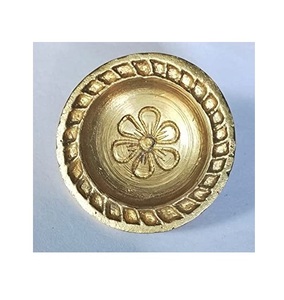 ถาดเสิร์ฟทองเหลืองถาดรองช็อคโกแลตทรงกลมดีไซน์รูปดอกไม้สีทองดีไซน์คลาสสิก - Product Image 1