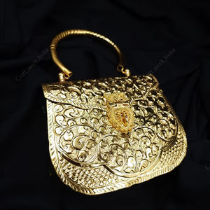 Sac de soirée en métal sculpté doré avec poignée arrondie, surface florale ornée, sac à main de luxe pour femmes, sac de soirée formel pour mariage, export - Product Image 2