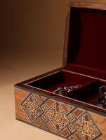 Z ENTERPRISES Joyería de Lujo Tradicional Hecha a Mano, Moderna, de Madera con Incrustaciones de Madreperla, Diseño Floral Grabado, Forma Personalizable