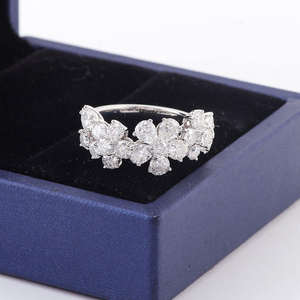 Anillo de Plata 925 con Moissanita, Diseño Único en Forma de Flor, Chapado en Rodio, con Engaste Pavé, Joyería Fina para Mujer, Regalo de Compromiso o Boda - Product Image 2