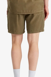 Estilo y comodidad durante todo el día con estos elegantes pantalones cortos de mezclilla de playa con un diseño minimalista moderno perfecto para cualquier ropa casual - Product Image 3