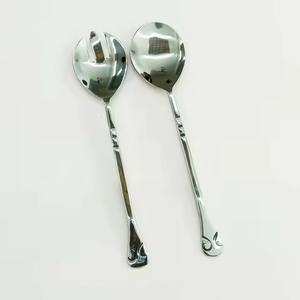 Juego de Servidores de Ensalada y Sopa con Mango de Resina Blanca con Flores de Latón en Relieve, Servidores de Ensalada Decorativos de Metal, Juegos de Servidores para Bodas - Product Image 4