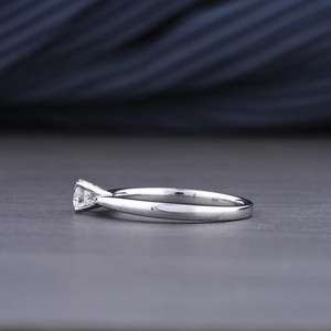 Bague de fiançailles personnalisée en diamant blanc 1 TCW ronde taille brillante CVD/HPHT or blanc 14kt/18kt excellente taille - Product Image 4