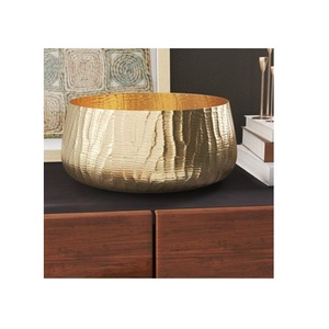 Jardinière décorative en métal avec un élégant fini martelé conçu pour la durabilité et des arrangements végétaux élégants - Product Image 1