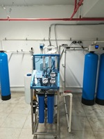 Purificateur d'eau salée par osmose inverse contrôlé par PLC, capacité 2000 L/heure, pompe en acier au carbone 380V, pièces de filtre à eau