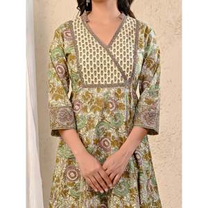 Vestido largo de algodón gris con estampado floral y corte en A, cintura imperio, estilo moderno - Product Image 2