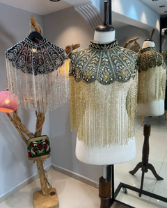 Elegante Capa de Satén con Cuentas de Dubái con Detalles de Patrones de Piedras de Cristal para Fiestas Formales - Product Image 1